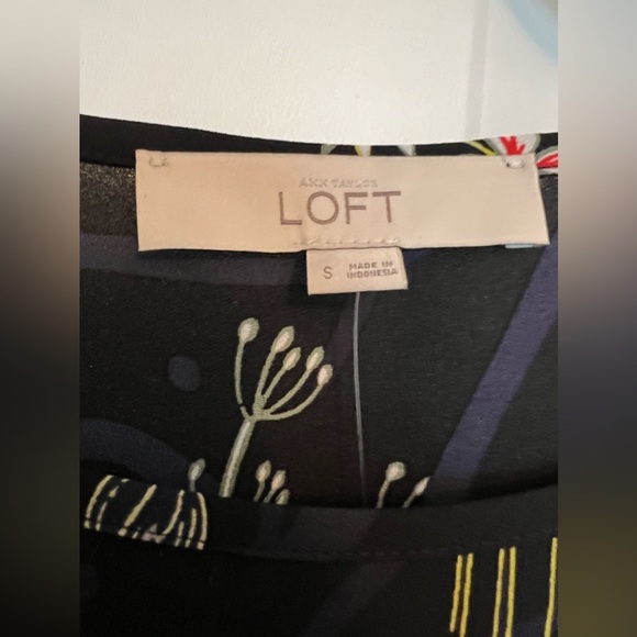 NWT ~ LOFT ~ Blue and black with flowers blouse - Picture 5 of 7